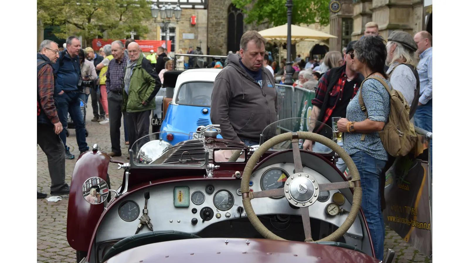 Großes Interesse herrscht bei den Besuchern an den „Rollenden Raritäten“. (Foto: ste)