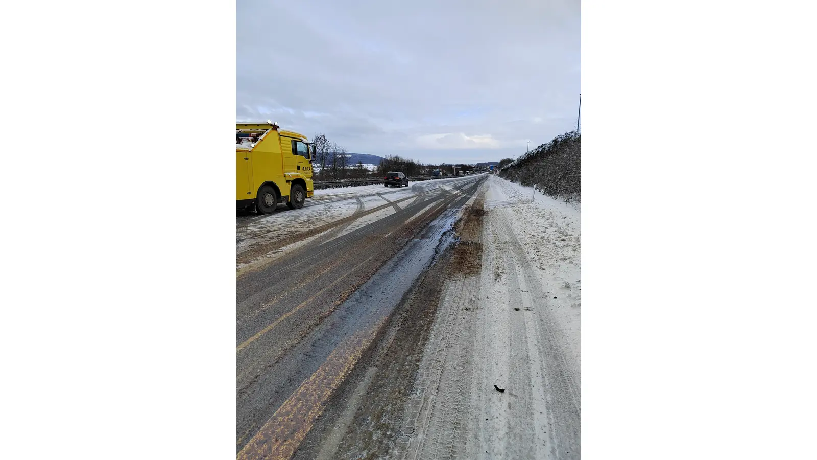 Der verunfallte LKW kam quer auf dem rechten und mittleren Fahrstreifen zum Stehen. (Foto: privat)