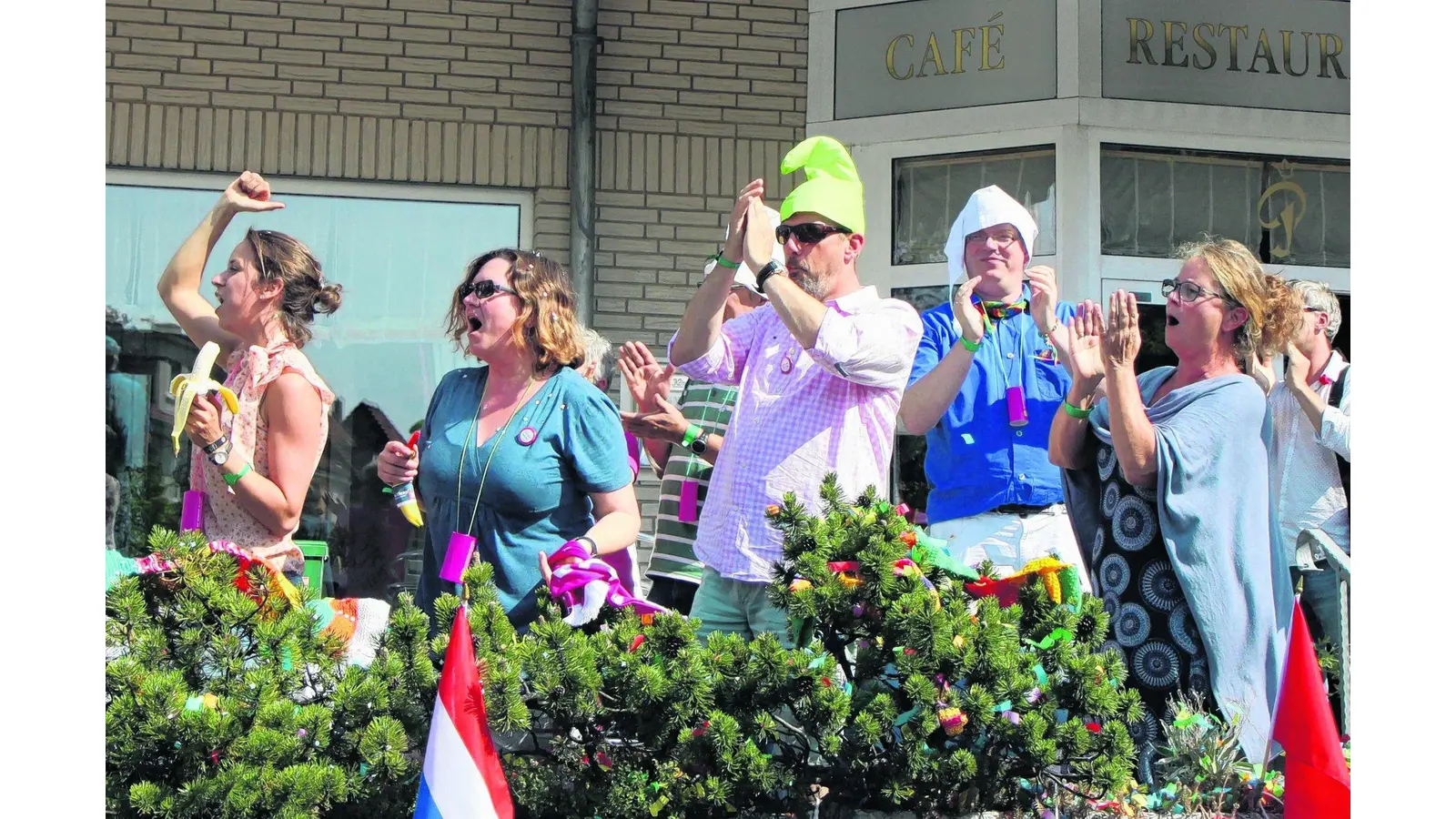 Rechtsextreme mit Konfetti und Trillerpfeifen empfangen (Foto: bb)