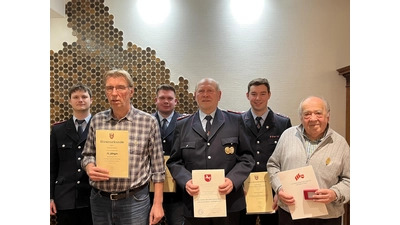 Die geehrten und beförderten Kameraden mit Ortsbrandmeister Sascha Langhorst. (Foto: privat)