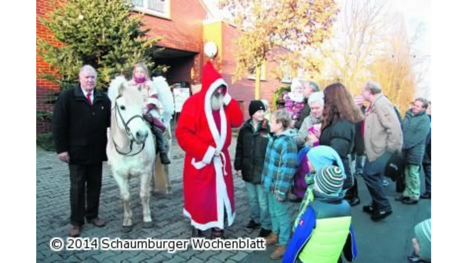 Weihnachtsmann kommt mit Pferd und Engel (Foto: red)