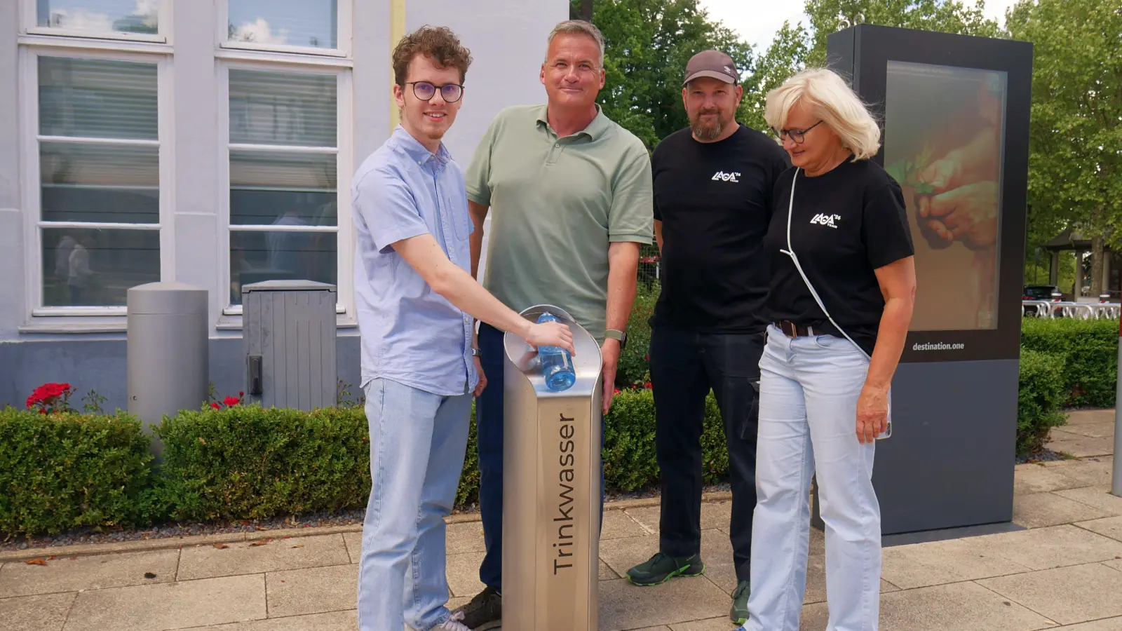Gemeinsamer Flaschentest am neuen Trinkwasserbrunnen: Jannik Haschke, Mike Schmidt, Johannes Tegtmeier und Annette Stang. (Foto: gk)