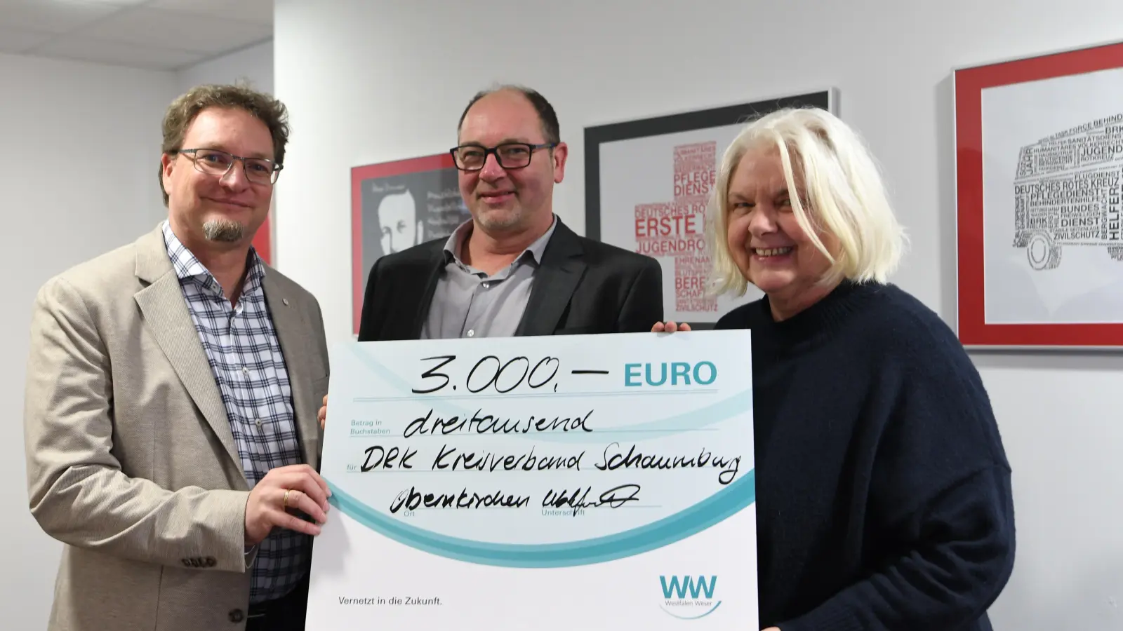 DRK-Kreisgeschäftsführer Thomas Hoffmann übernimmt von Frank Wohlgemuth (Westfalen Weser) gemeinsam mit Tafel-Koordinatorin Heidi Niemeyer die Spende. (Foto: nd)