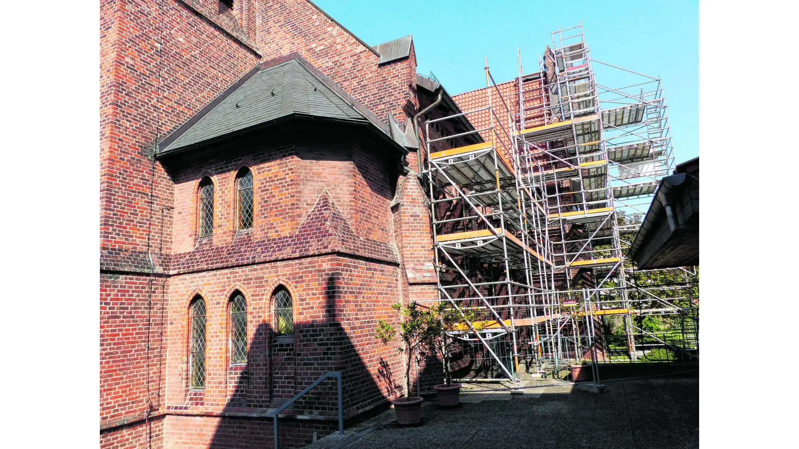 Poröse Backsteine werden jetzt ersetzt (Foto: red)