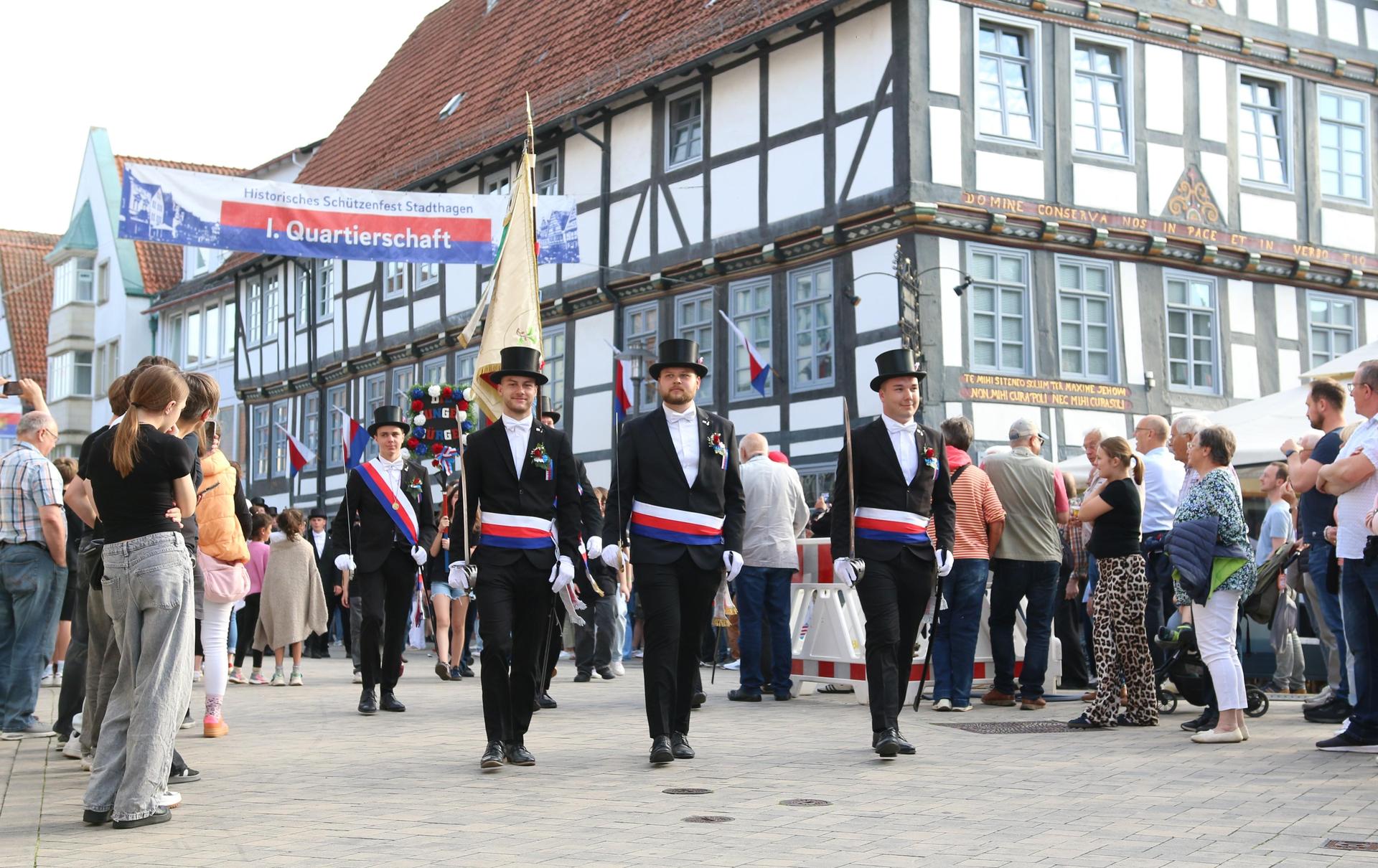 Die Stadthäger haben am Mittwoch den Start des Schützenfestes fröhlich gefeiert.  (Foto: bb)