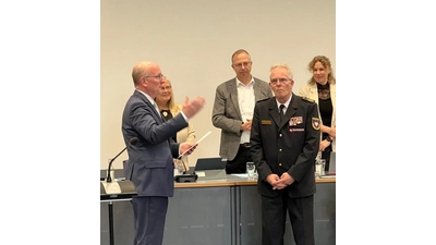 Landrat Jörg Farr gratuliert Klaus-Peter Grote zur Ernennung zum Ehrenkreisbrandmeister.  (Foto: privat)