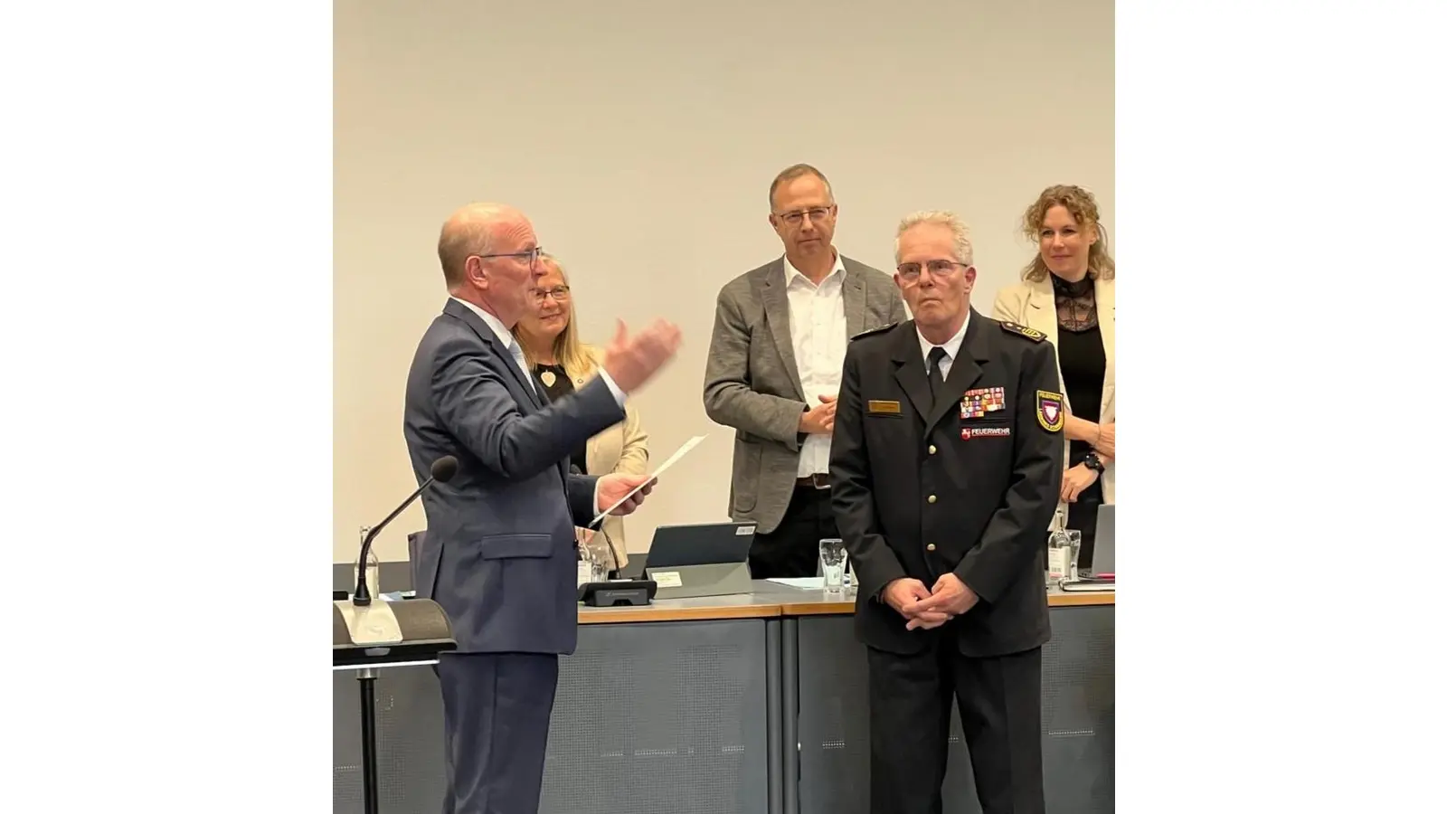 Landrat Jörg Farr gratuliert Klaus-Peter Grote zur Ernennung zum Ehrenkreisbrandmeister.  (Foto: privat)