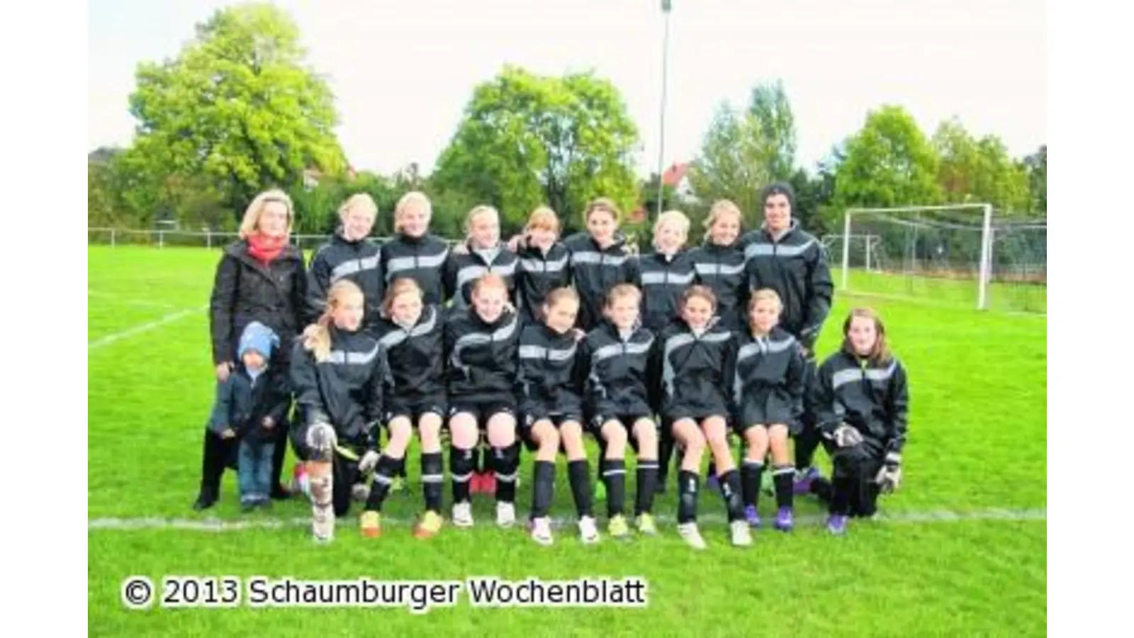 Immobilien am Deister unterstützt die Fußballtalente mit Ausrüstung (Foto: bb)