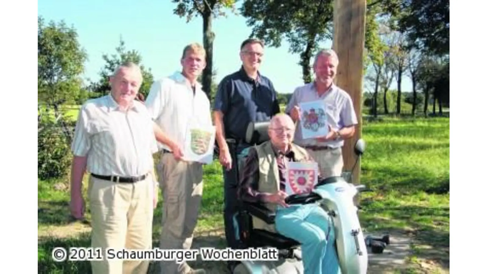 Eine Stele mit Wappen weist aufs Dreiländereck (Foto: gi)