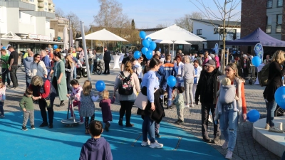 Auf dem Barneplatz tummeln sich zum Frühlingsfest mehrere hundert Besucher. (Foto: gi)