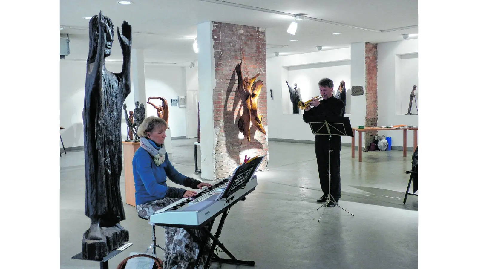 Besondere Musik ergänzt die Skulpturen (Foto: red)