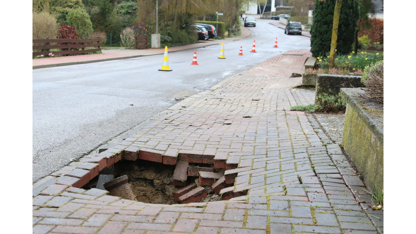 Wasserrohrbruch unterspült den Gehweg (Foto: red)