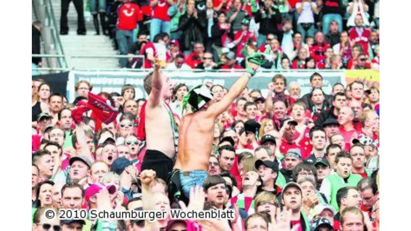 Ein Meer rotgekleideter Fans wogt in Glückseligkeit (Foto: ro)