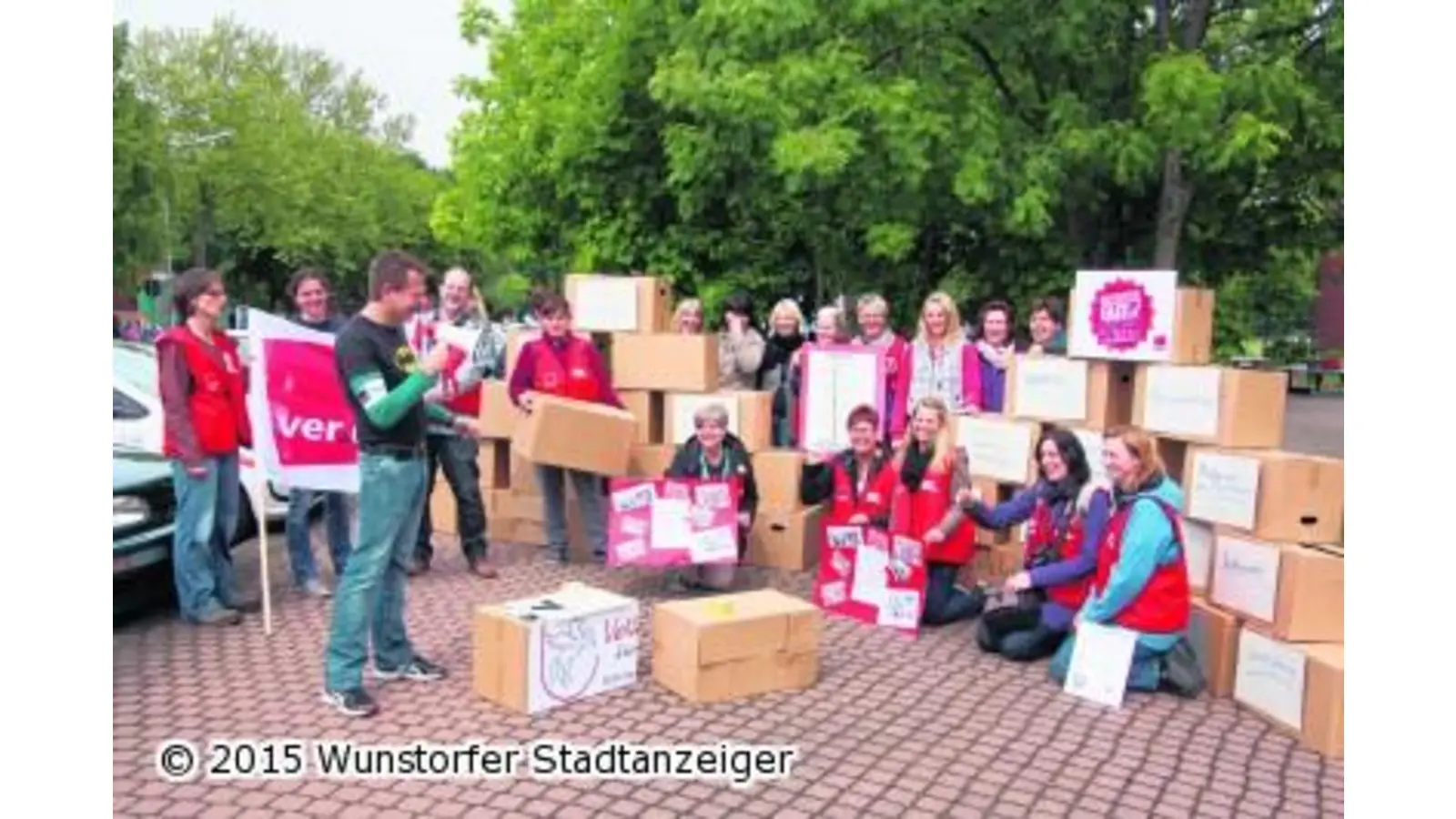 Verdi-Mitglieder bauen eine Info-Pyramide auf (Foto: gi)