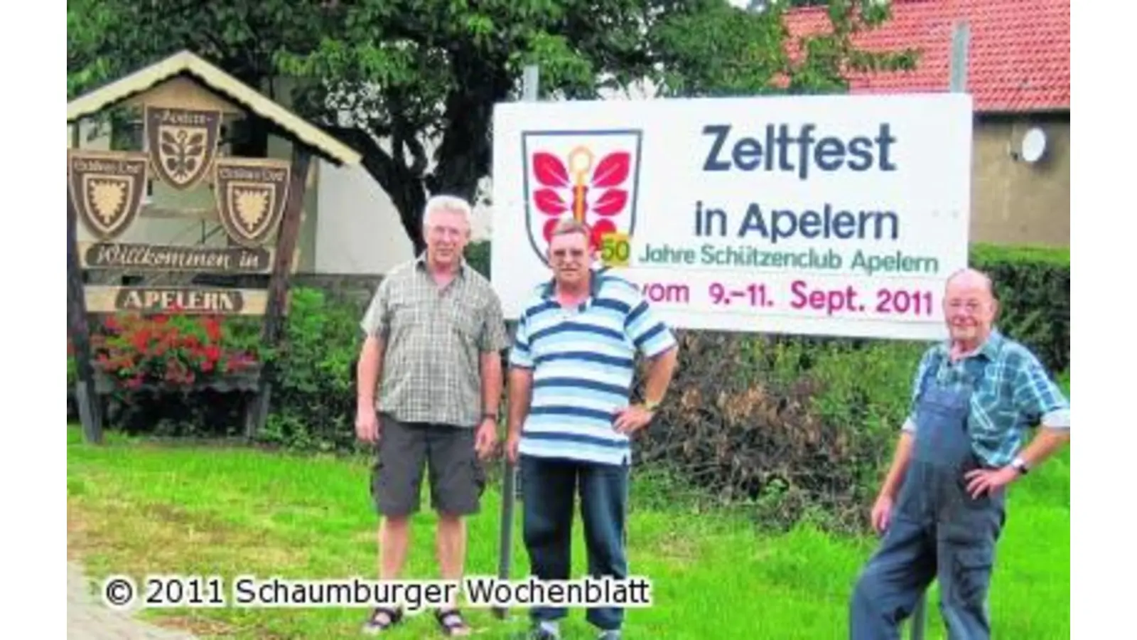 Die Kreiskönige feiern auf dem Sportplatz (Foto: al)