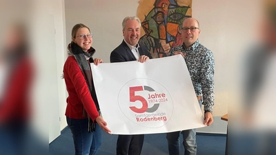 Mit einem eigenen Logo werben Jessica Roehl (Bürgermeisterbüro), Samtgemeindebürgermeister Dr. Thomas Wolf und Mitarbeiter Ingo Heuser für das 50jährige Jubiläum. (Foto: Samtgemeinde Rodenberg)