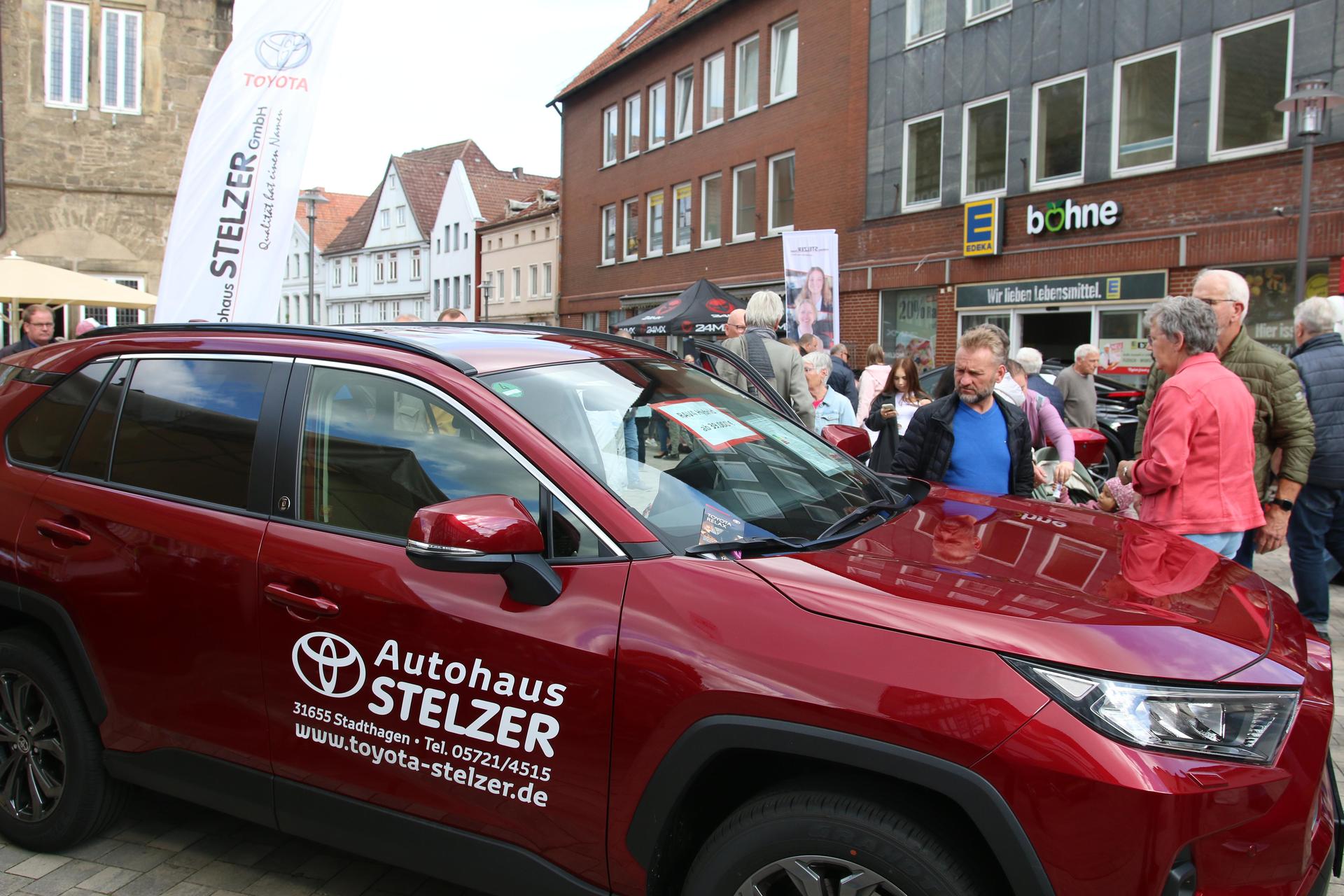 Zahlreiche Besucherinnen und Besucher schauten sich bei der Autoschau um. (Foto: bb)