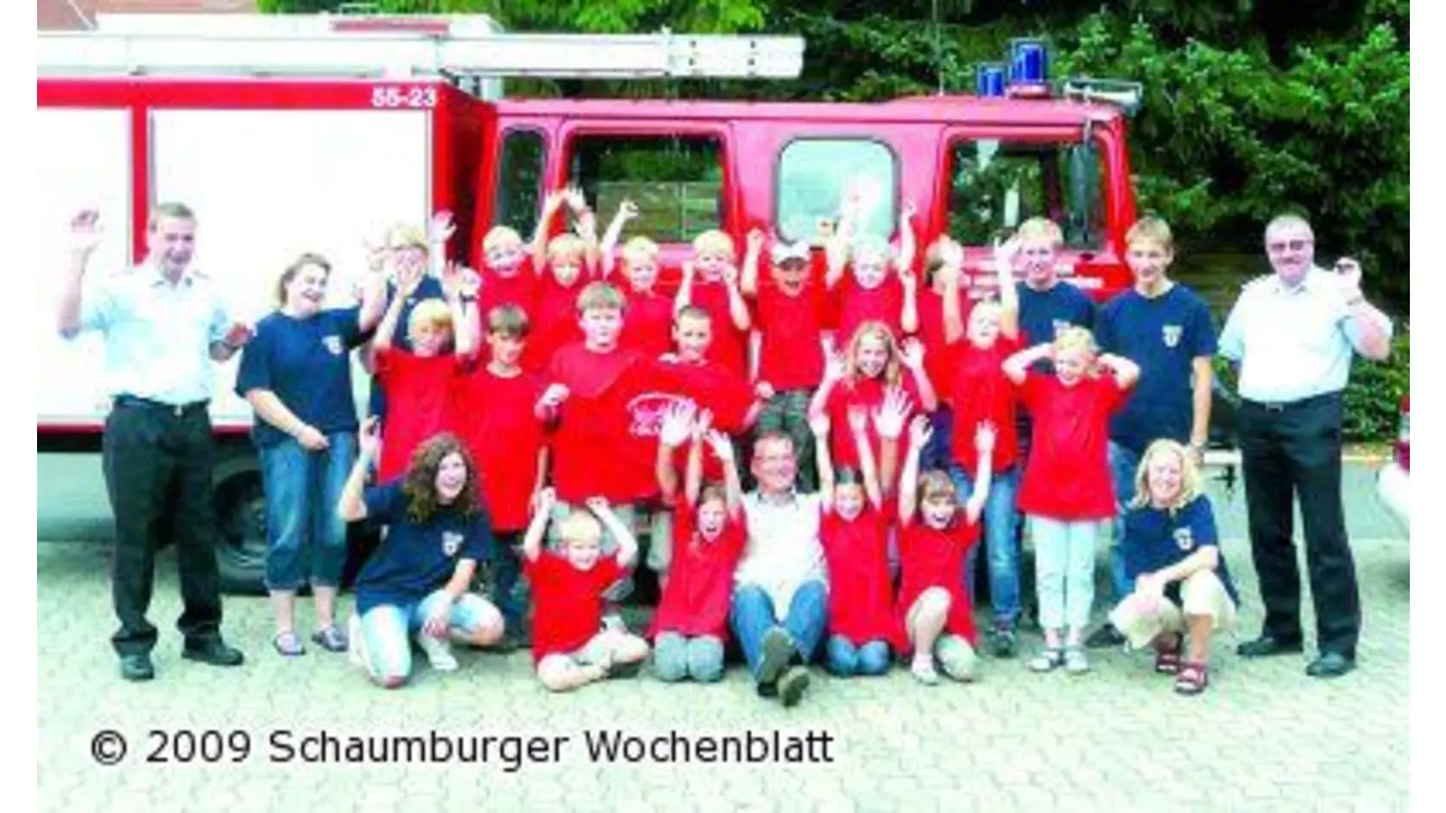 Lauenhäger Löschwichtel freuen sich über T-Shirts (Foto: wtz)