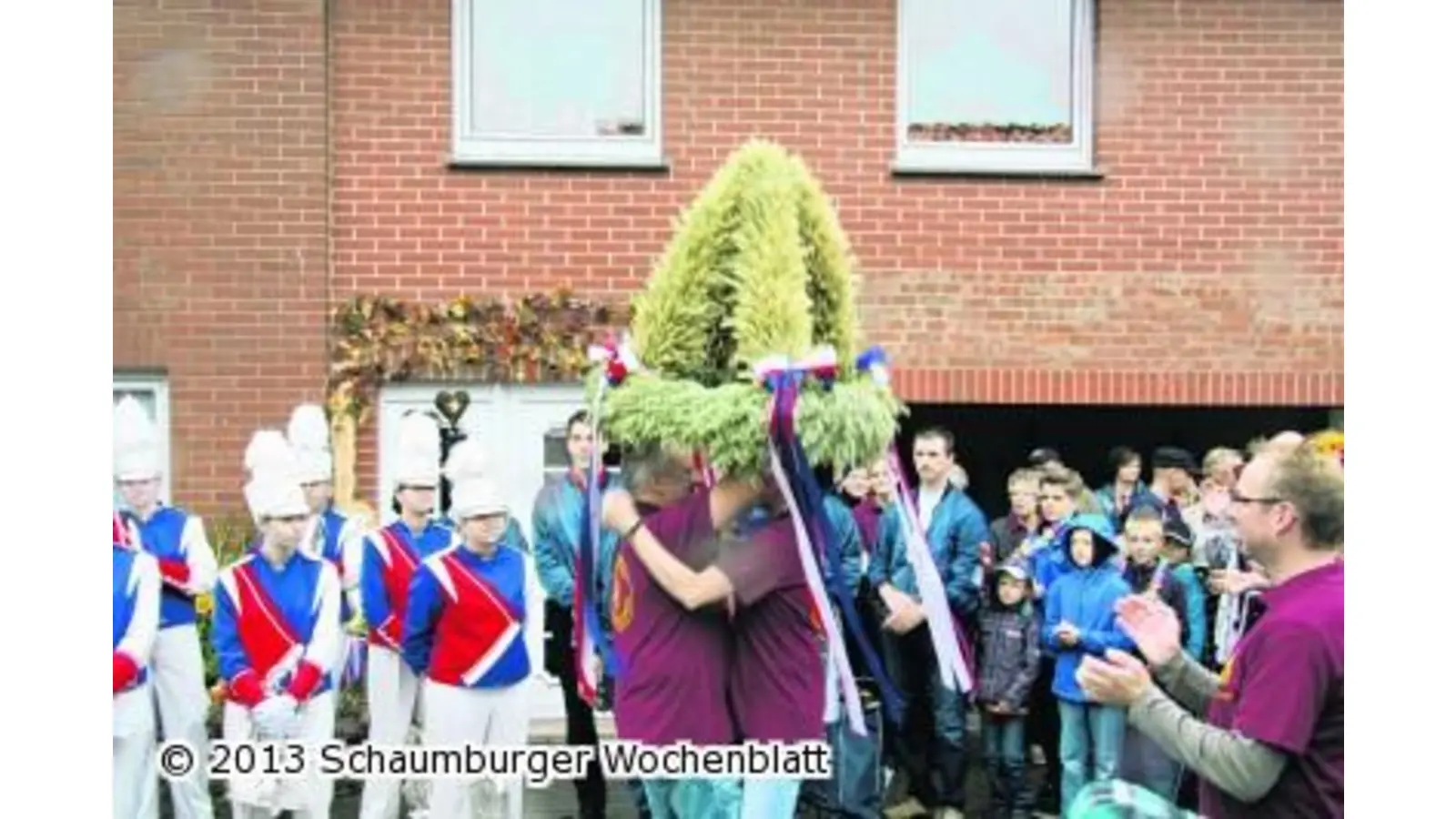 Fest beginnt mit Tanz unter der Erntekrone (Foto: gi)