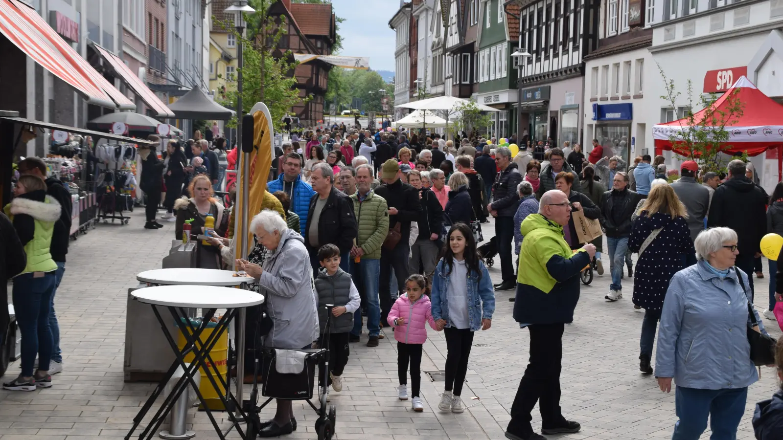 Das Pflasterfest zog die Menschen in die Stadt. (Foto: ab)