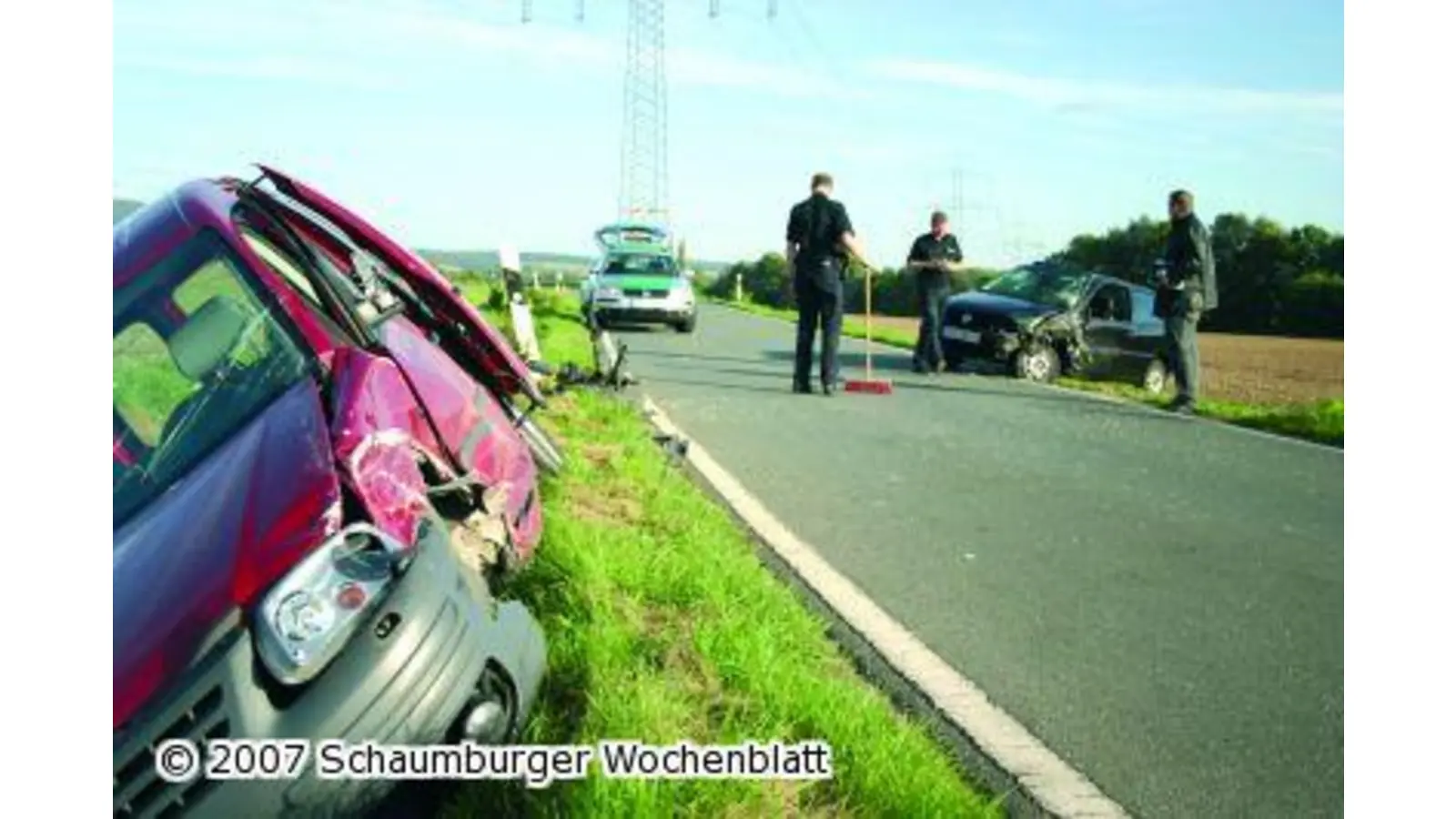 Zwei Autos landen im Graben (Foto: bb)