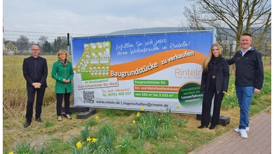 (v.l.n.r.): Baudezernent Stefan Eggert-Edeler, Bürgermeisterin Andrea Lange, Stefanie Brockschmidt als Vermarkterin der Grundstücke und Wirtschaftsförderer Daniel Jakschik freuen sich, dass die hochattraktiven Bauplätze zu angemessenen Konditionen direkt durch die Stadt verkauft werden können.  (Foto: ste)