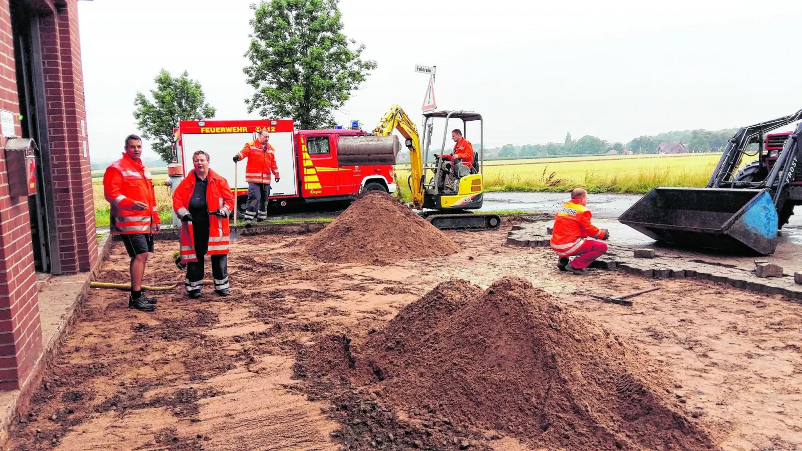 Der Platz vor dem Haus wird wieder eben (Foto: gr)