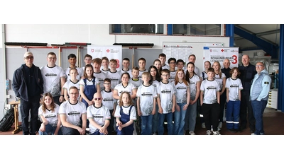 Die Jugendfeuerwehr freut sich über die neuen Lauf-Shirts.  (Foto: bb)