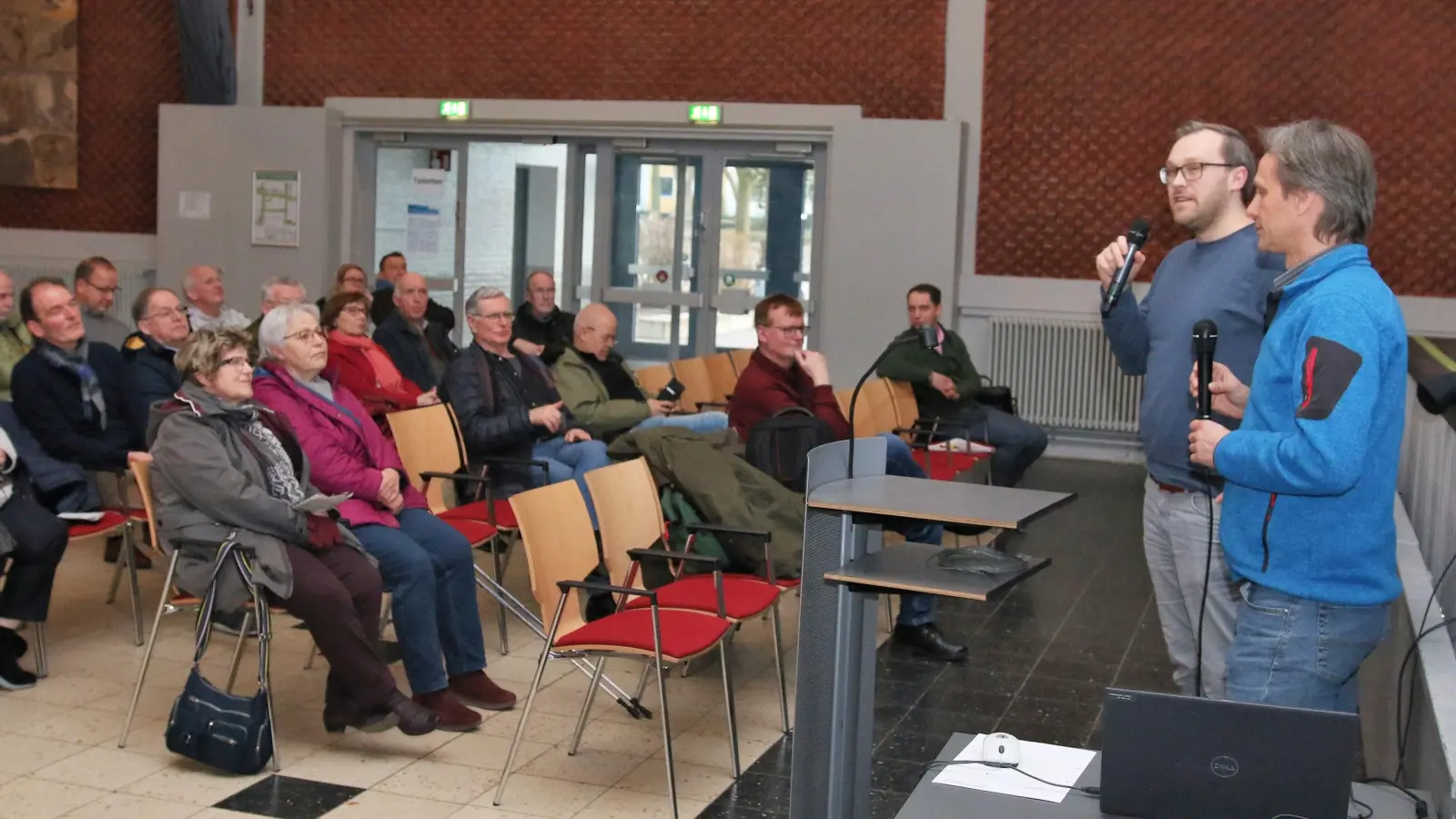 Leon Herlt (zweiter von rechts) rückt als verwaltungsinterne Lösung an die Spitze des Fachbereiches Planen und Bauen. (Foto: bb archiv)
