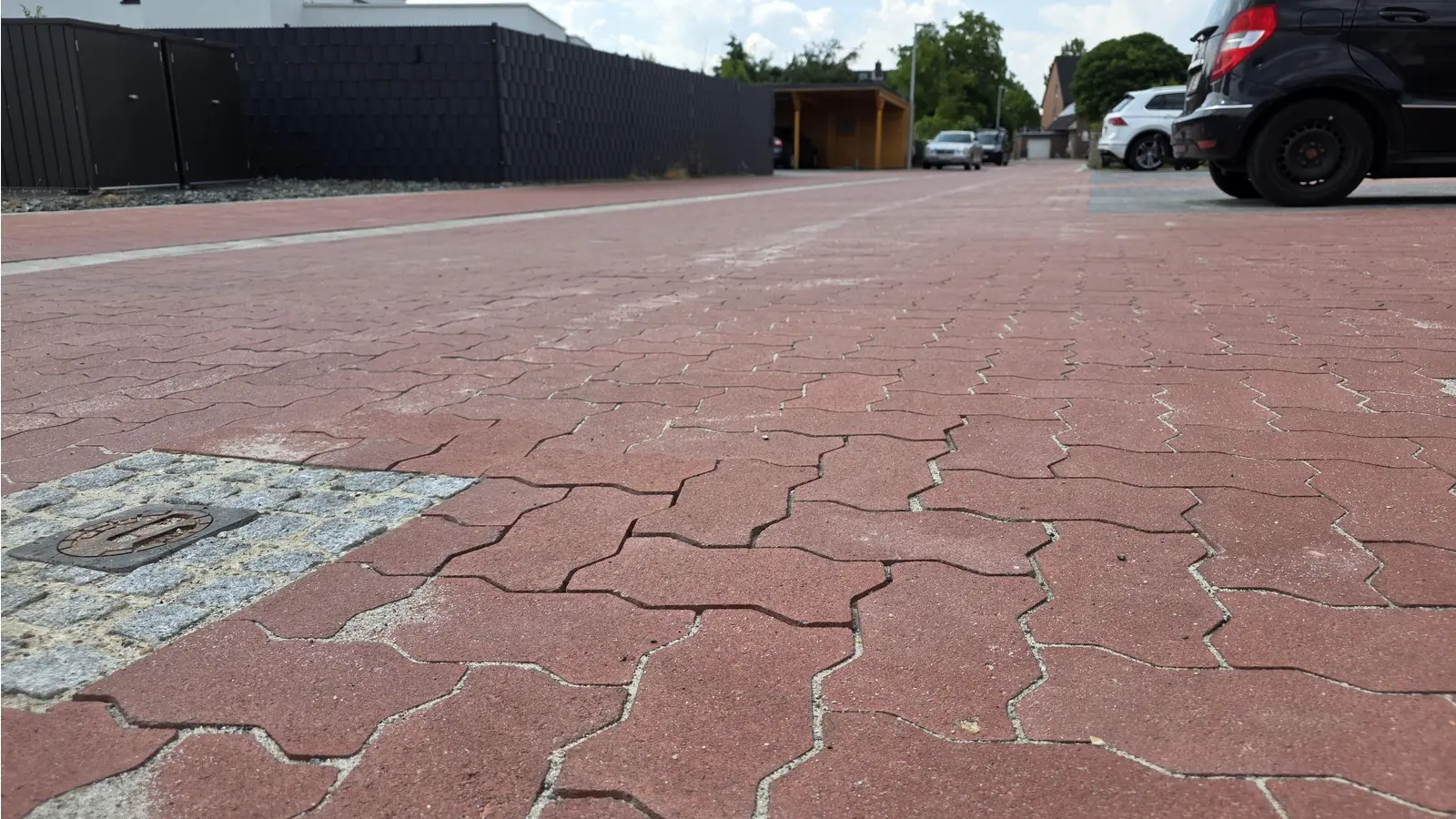 Breite Fugen: Straßenausbau mit Pflastersteinen ohne Fase. (Foto: tau)