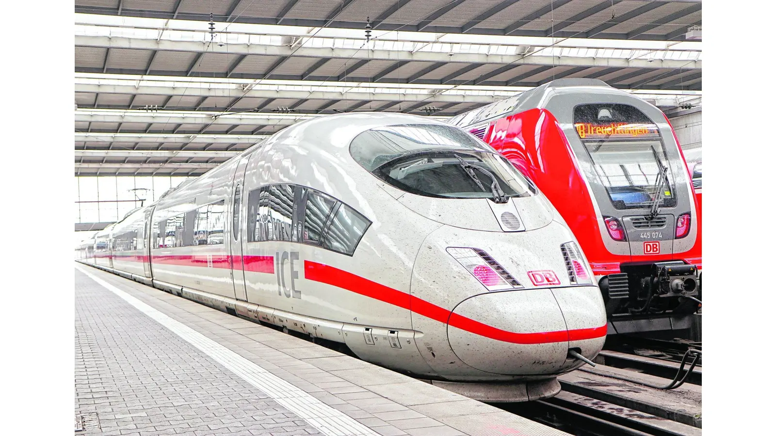 MUNICH, GERMANY - MAY 8, 2019 Munich central station departure and arrival hall, ICE Intercity-express train ready at the platform (Foto: cs)