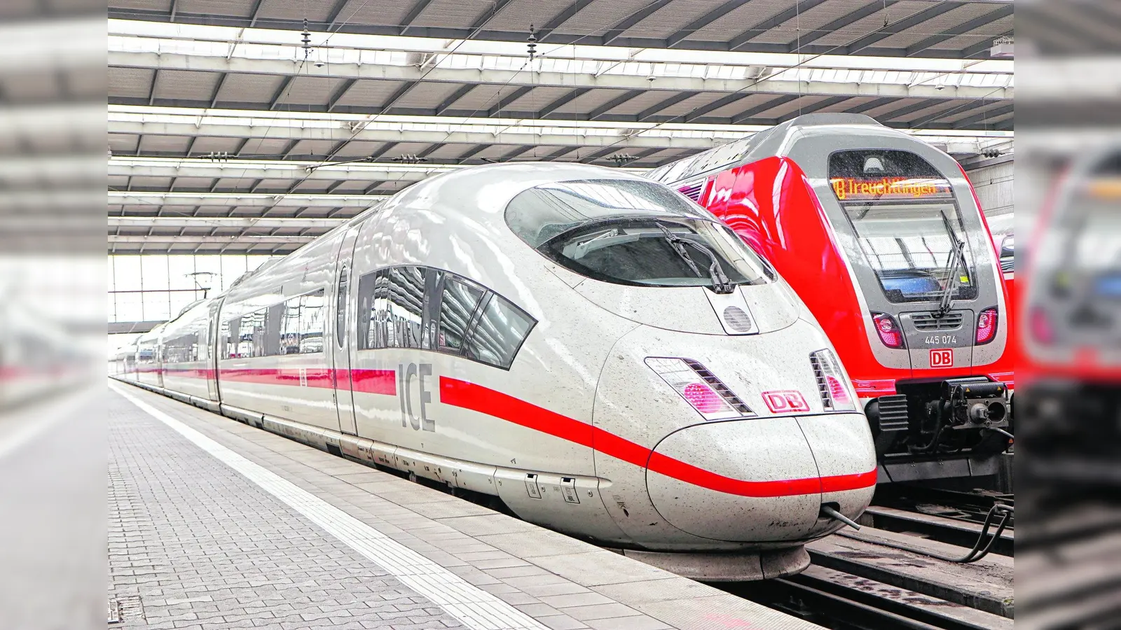 MUNICH, GERMANY - MAY 8, 2019 Munich central station departure and arrival hall, ICE Intercity-express train ready at the platform (Foto: cs)