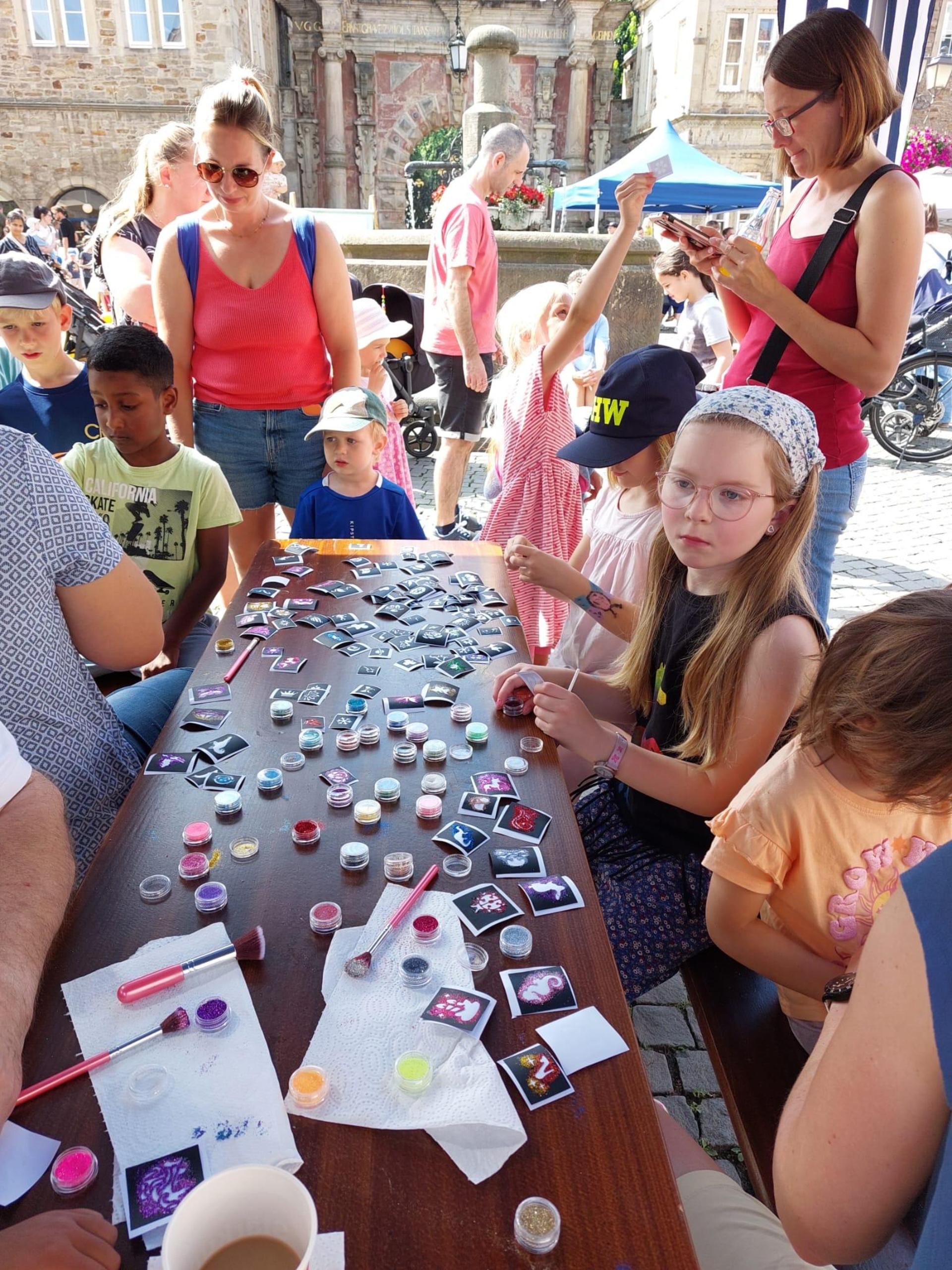 Die CDU begeisterte die Teilnehmer des Kinderfests mit Glitzer-Tattoos. (Foto: privat)