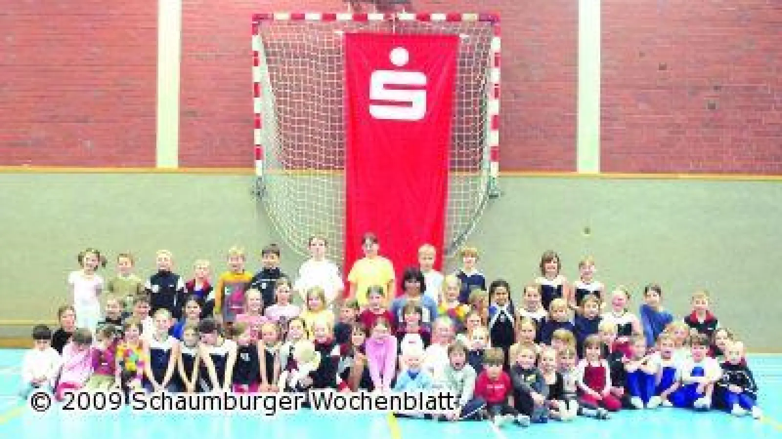 Alle Kinder erhalten eine Medaille (Foto: ste)