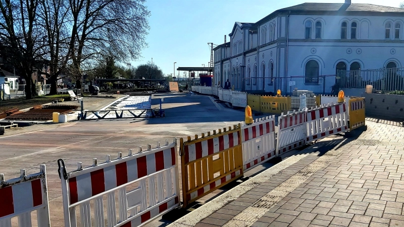 Hier wird gefeiert: Die neue Bushaltestelle und die neue Nutzung des alten Bahnhofsgebäude. (Foto: gk)