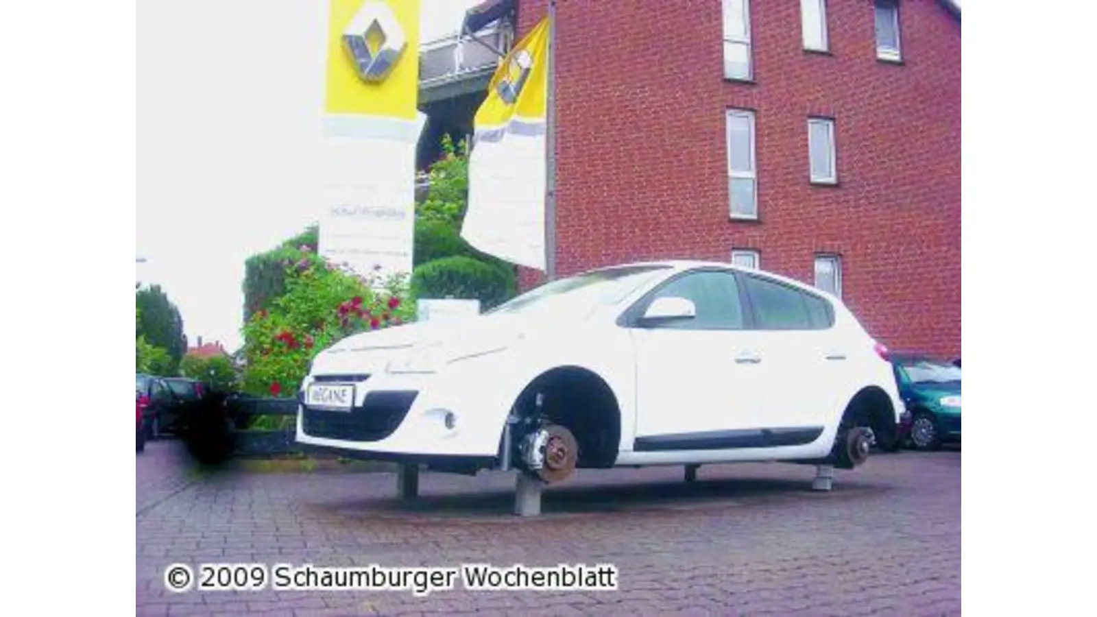 Reifenklau an Neuwagen (Foto: hb)