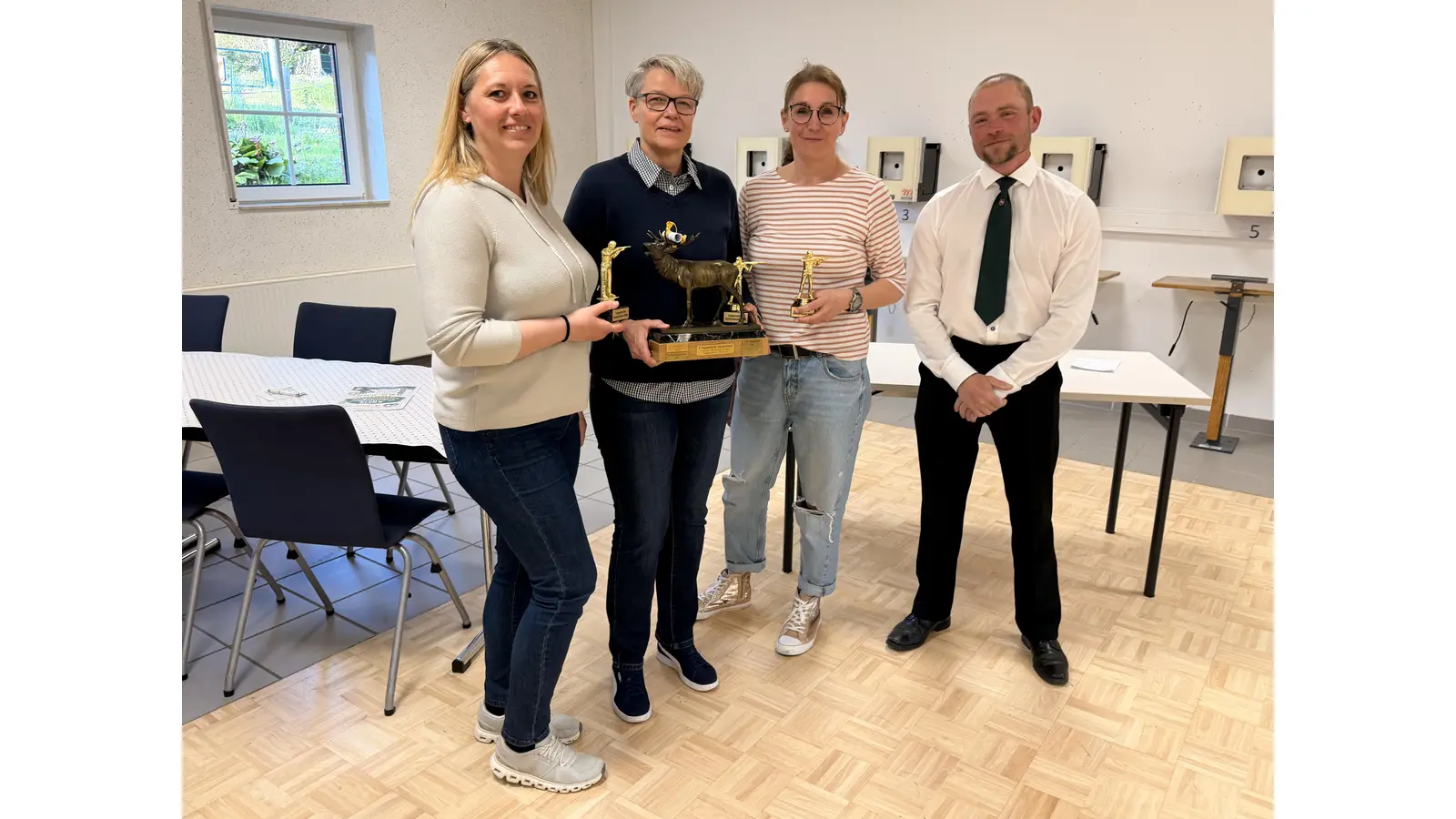 Jeannine Bernsee, Bettina Neumann und Yvonne Pauer werden vom Vorsitzenden des „Deistercorps“ Andreas Reich als erfolgreichste Mannschaft ausgezeichnet. (Foto: Thomas Dreßler)
