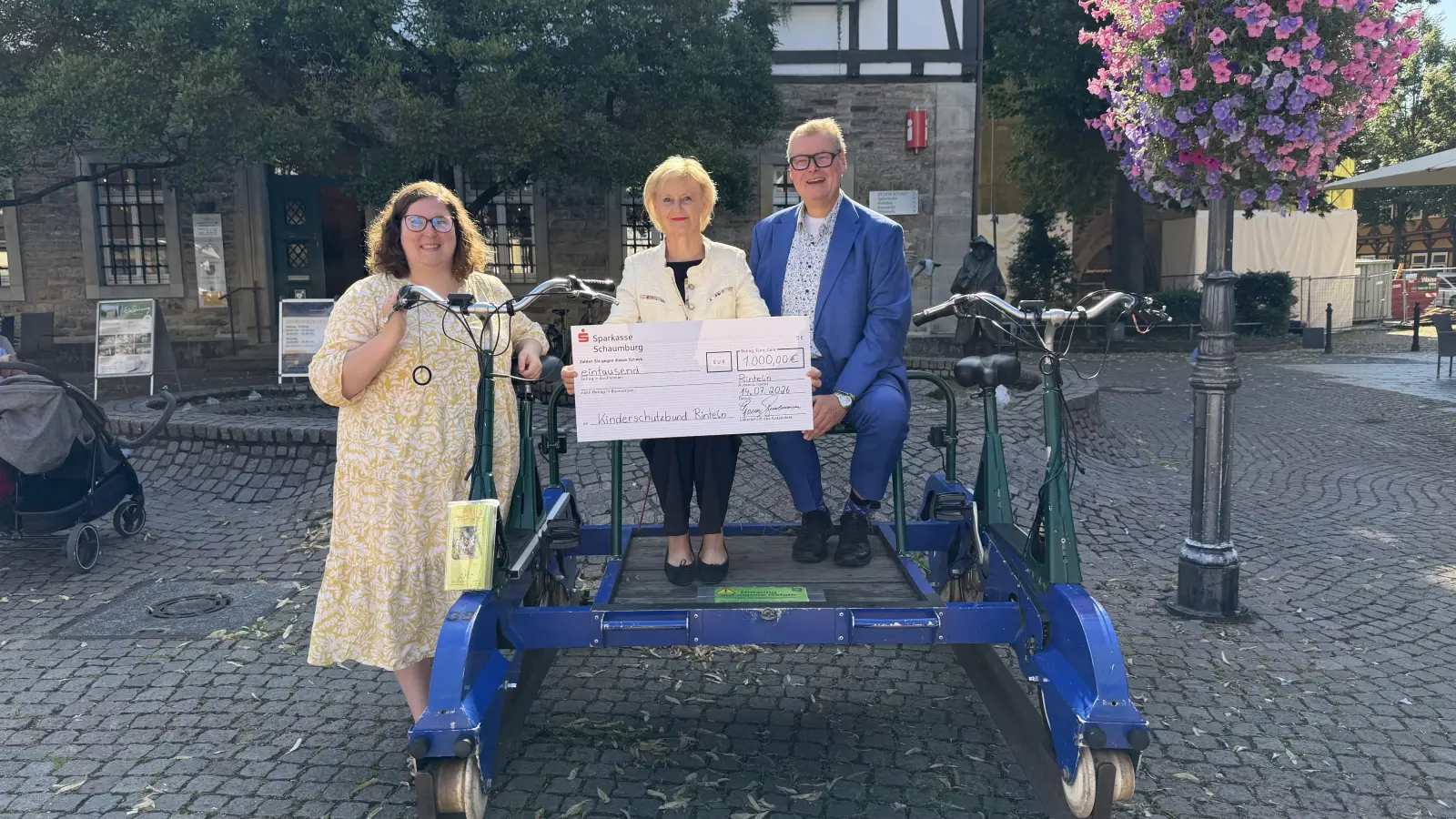 Petra Rabbe Hartinger erhält von Imke Bachmann und Thomas Gieselmann den Scheck für die wertvolle Arbeit des Kinderschutzbundes. Besonders jetzt nach der Brandkatastrophe ist das Geld hier sehr willkommen.  (Foto: ste)