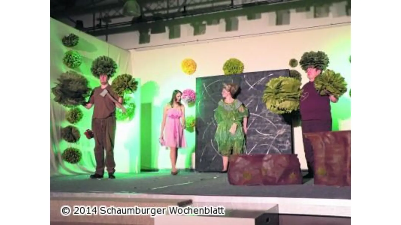 Junge Künstler stehen auf der Bühne (Foto: al)