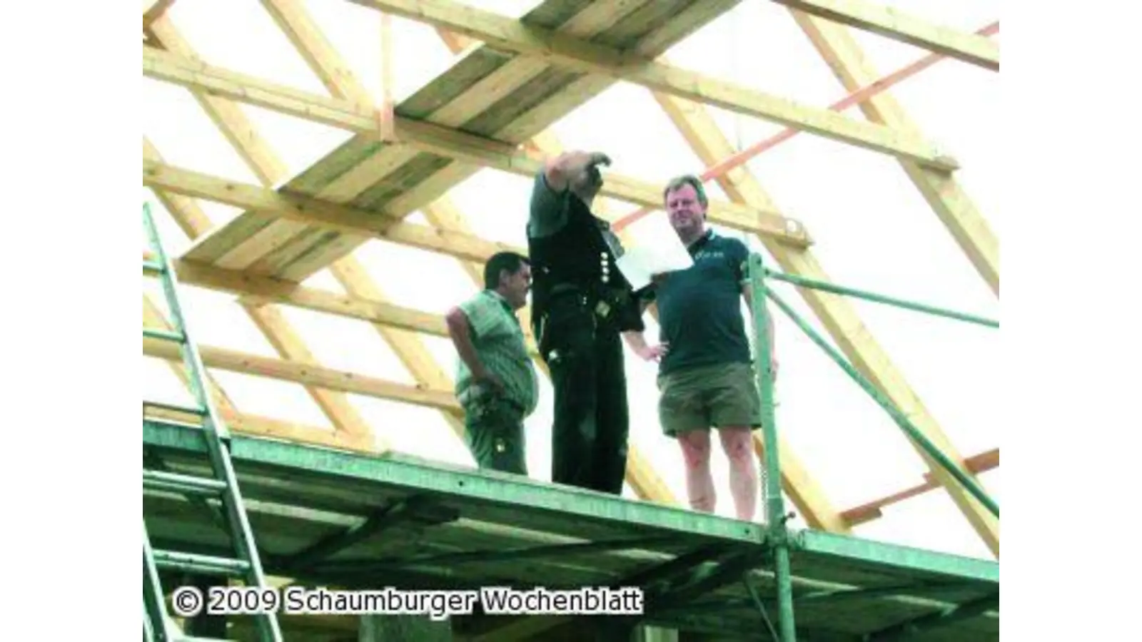 Auf Dachfirst flattern die Richtkranzbänder im Wind (Foto: red)