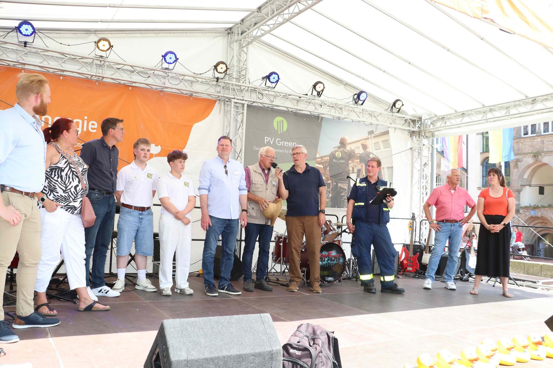 Eindrücke vom Neubürgerempfang, Entenrennen und von der Veranstaltung Wunstorf isst Matjes. (Foto: gi)