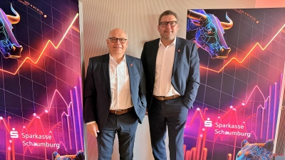Stefan Nottmeier und Oliver Schiller aus dem Sparkassenvorstand informieren nicht ohne Stolz über die hervorragenden Geschäftszahlen des abgelaufenen Jahres. (Foto: ste)