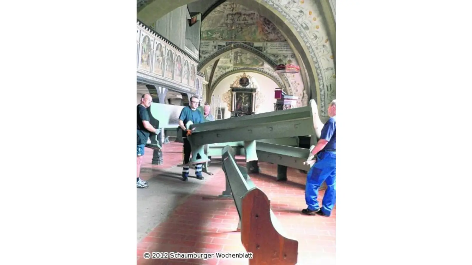 Geschlossene Tür und leere Kirchenräume (Foto: al)