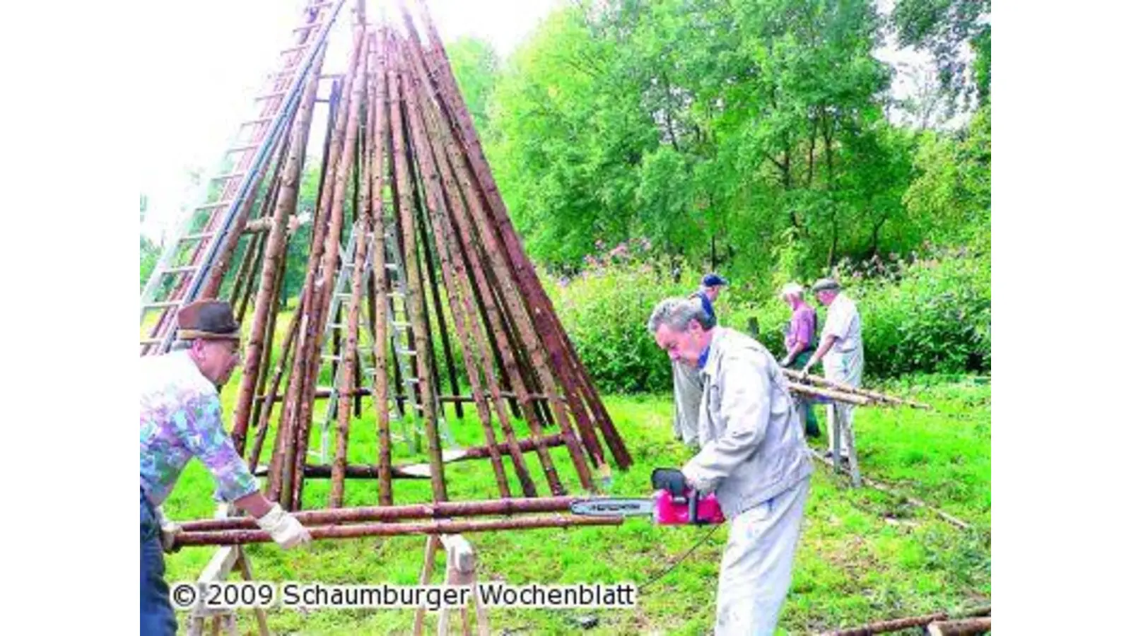 Ein Wetterschutz aus langen Fichtenstämmen Schaumburger SDW errichtet Kohte nahe dem Reinsdorfer Forsthaus (Foto: al)