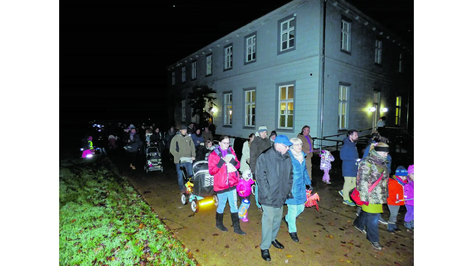 Laternen erleuchten (Foto: jb)