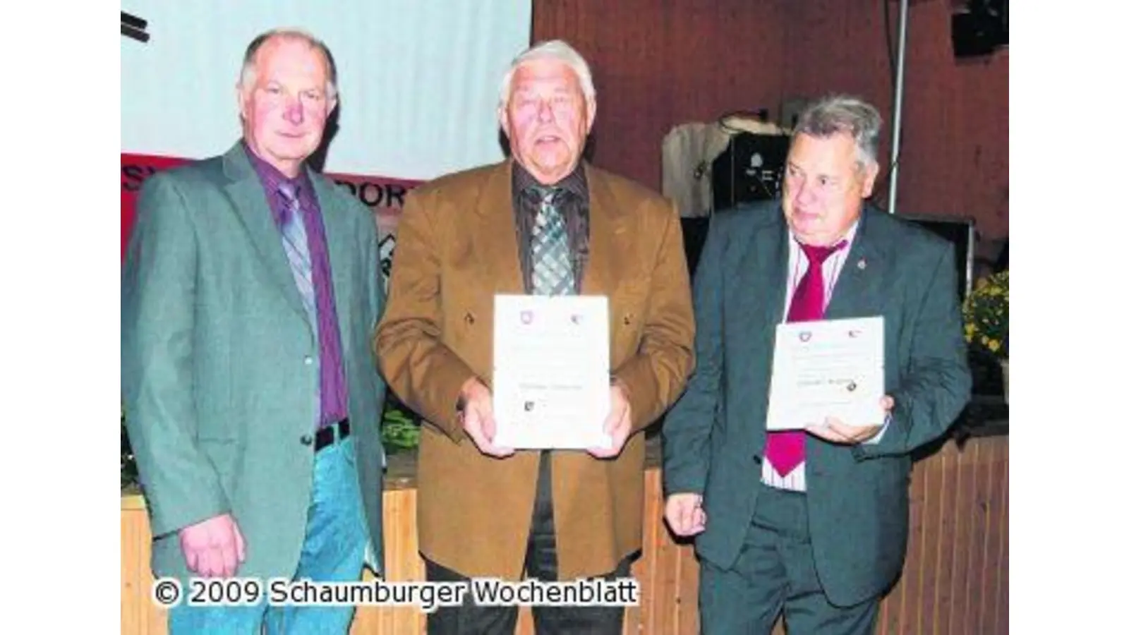 Vereinsgründer nehmen Ehrungen entgegen (Foto: tt)