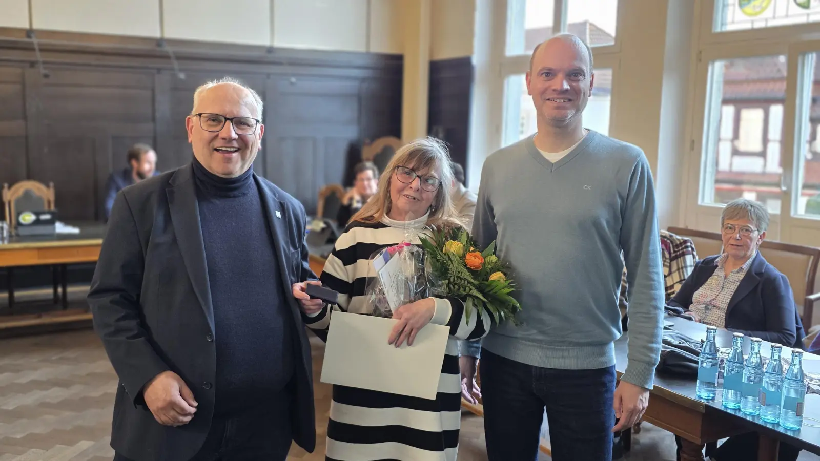 Im Ratssaal (v.li.): Ortsbürgermeister Thomas Silbermann, Gerda Mirkovic und SPD-Fraktionsvorsitzender Sören Thoms. (Foto: tau)