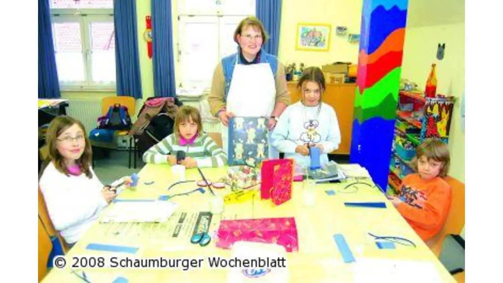 Buchbinden mit den Lebensrettern (Foto: ste)