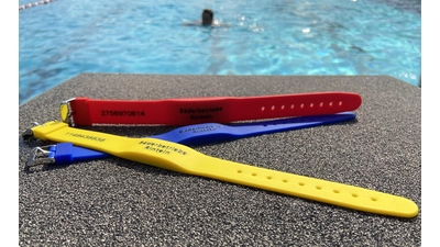 Die Wertarmbänder oder Saisonarmbänder für Frei- oder Hallenbad können künftig auch online aufgeladen werden.  (Foto: ste)