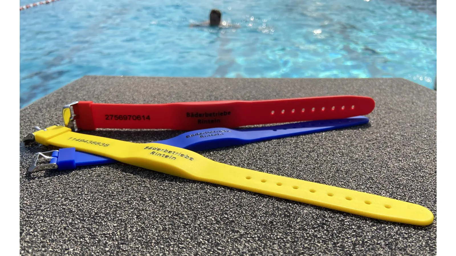 Die Wertarmbänder oder Saisonarmbänder für Frei- oder Hallenbad können künftig auch online aufgeladen werden.  (Foto: ste)